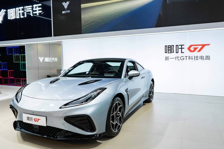 东莞326哪吒汽车在智能汽车领域的表现，领途汽车在新能源汽车市场中的影响力